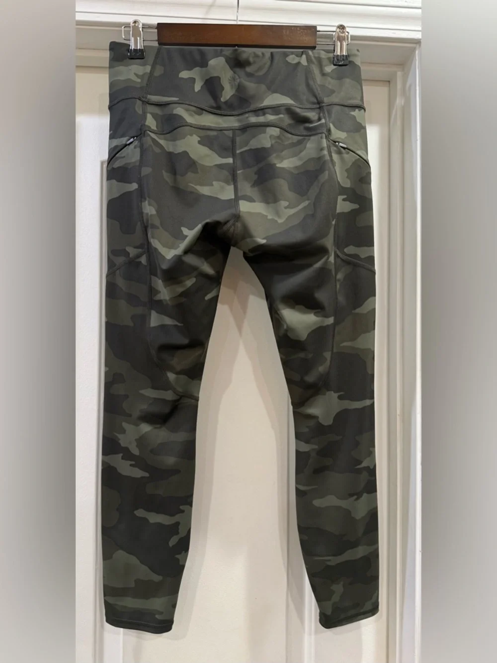 Athleta Camo Contender 7/8 Tight Leggings  in Olive and Black Size Medium